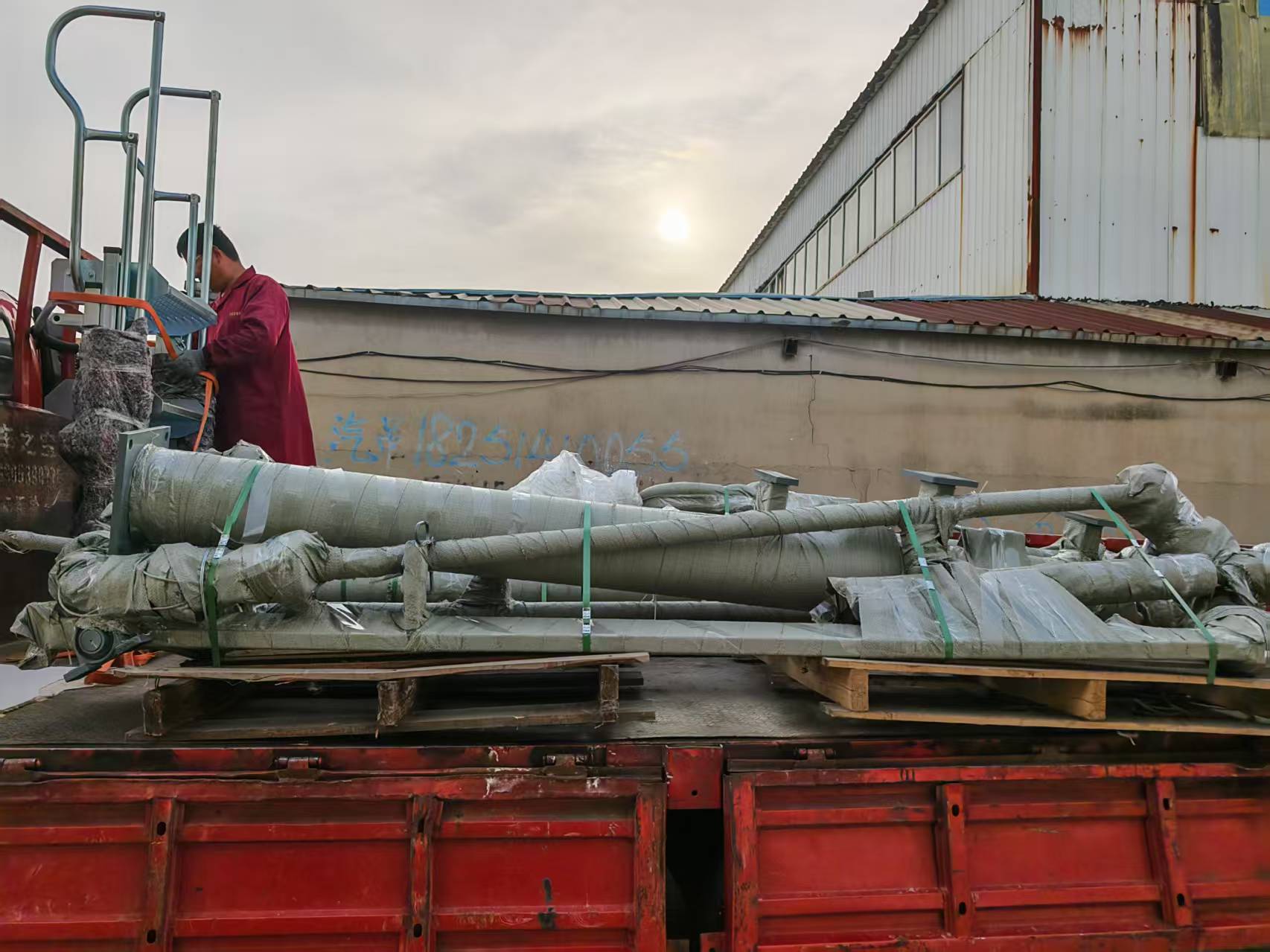 �����Ӱ��ͻ��ɹ���һ��Һ����װж�׹���װ������ʹ���ֳ�